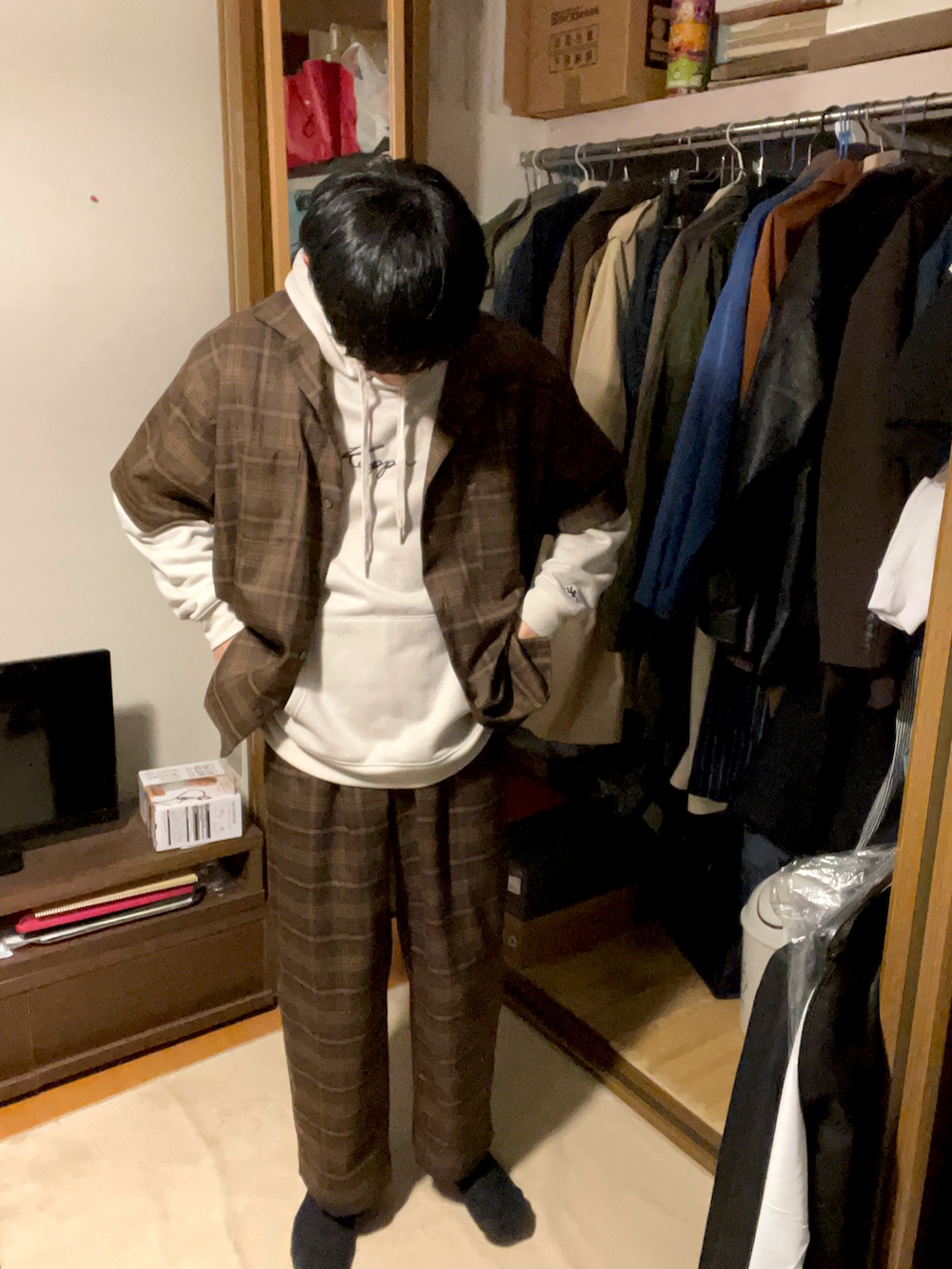 「セットアップ、ストリートコーデ、オーバーサイズ、チェック、ブラウン」｜「ADRERの【ADRER】choco check wide pants（その他パンツ、ブラウン系）」を使った、ヒルネムさん（メンズ・172cm）の冬コーディネートの3枚目の写真