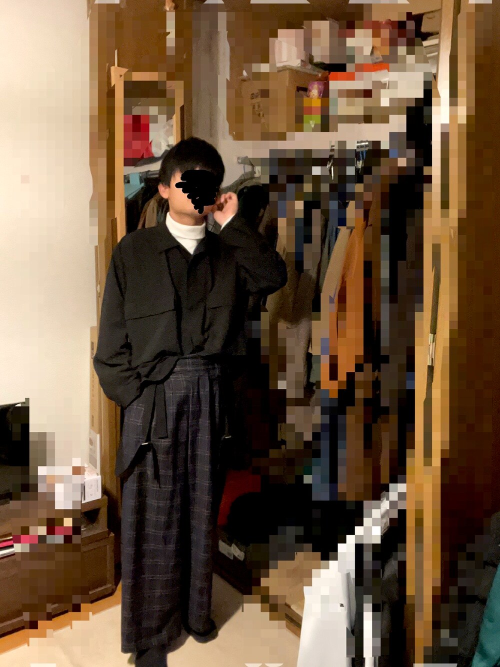 「カジュアルコーデ、ワイドパンツ、チェックパンツ、ゆるコーデ、オーバーサイズ、シャツ」｜「CASPER JOHNのSuspender Drape Slacks/サスペンダードレープスラックス（その他パンツ、ブルー系）」を使った、ヒルネムさん（メンズ・172cm）の春コーディネートの3枚目の写真