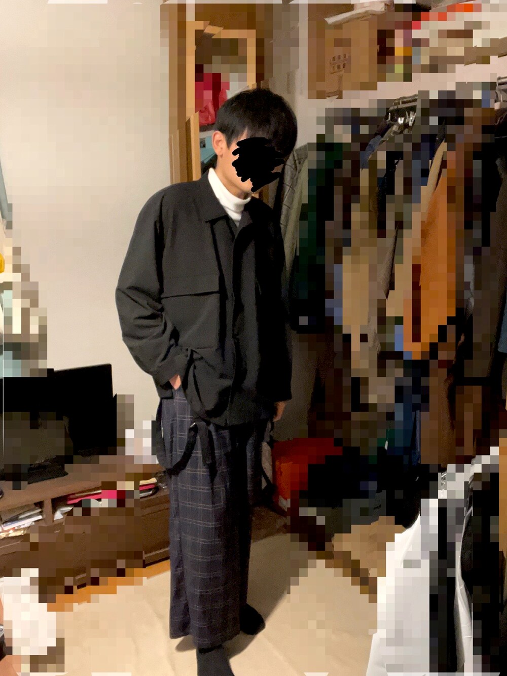 「カジュアルコーデ、ワイドパンツ、チェックパンツ、ゆるコーデ、オーバーサイズ、シャツ」｜「CASPER JOHNのSuspender Drape Slacks/サスペンダードレープスラックス（その他パンツ、ブルー系）」を使った、ヒルネムさん（メンズ・172cm）の春コーディネートの2枚目の写真