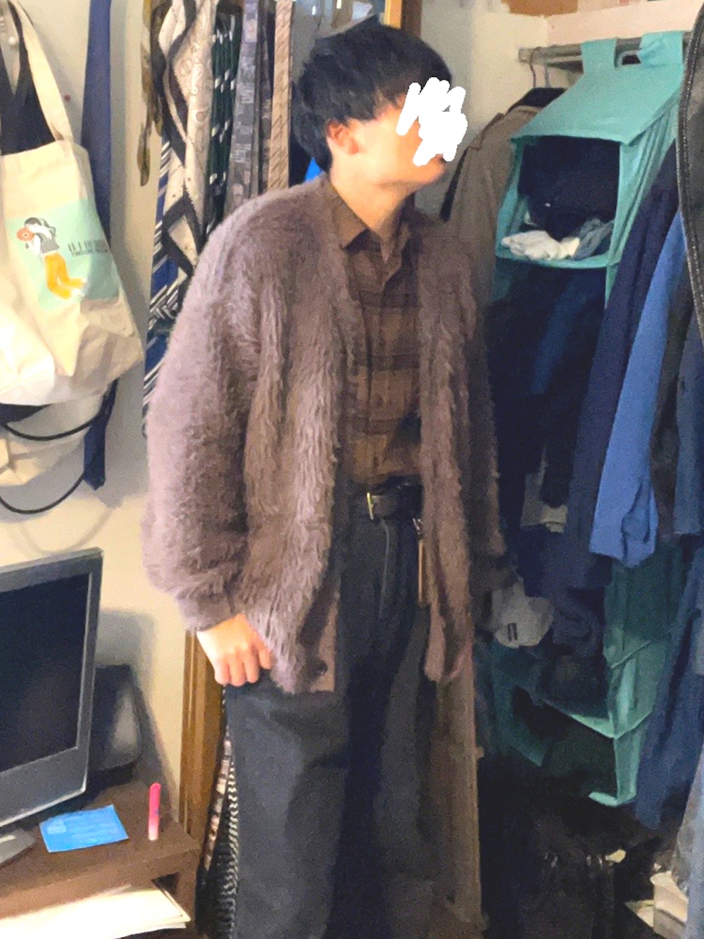 「チェックシャツ、シャギーニット、カーディガン、ブラックデニム、古着、ブラウンコーデ、落ち着いた雰囲気を、チョコ色に染まれ、かっこかわいい、いつもと違う感じ、フレアデニム、メンズコーデ、vintage」｜「CASPER JOHNのWide buggy denim/ワイドバギーデニム（デニムパンツ、ブラック系）」を使った、ヒルネムさん（メンズ・172cm）の春コーディネートの2枚目の写真