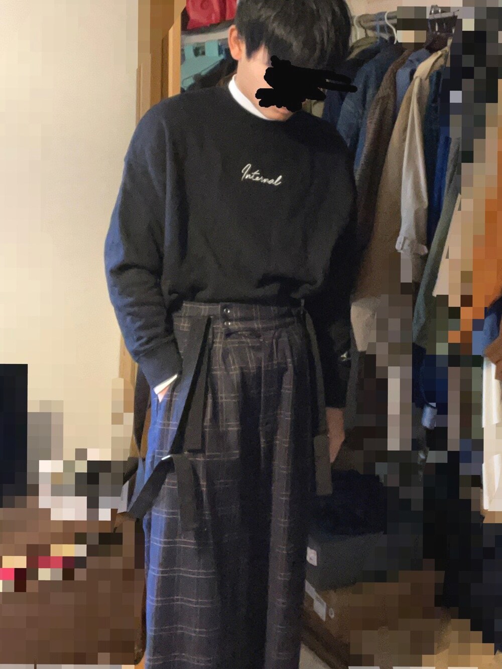 「ワイドパンツ、休日スタイル、ビックシルエット、カジュアル、ゆるコーデ、スウェット、ブラック、チェック」｜「HAREのバックフォトスウェット2(HARE)（スウェット、ブラック系）」を使った、ヒルネムさん（メンズ・172cm）の冬コーディネートの2枚目の写真