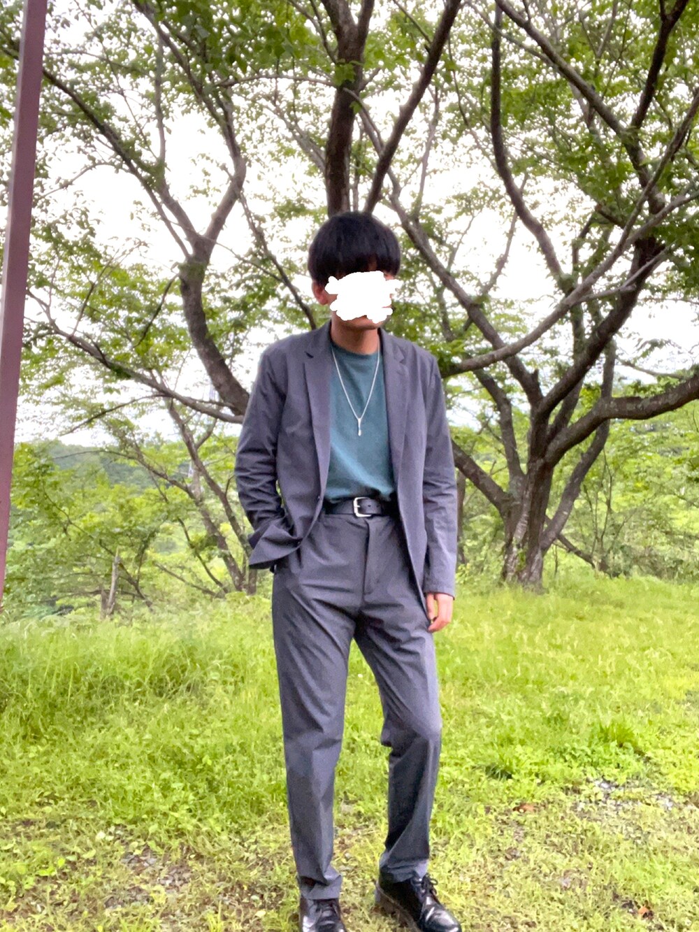 「シンプルコーデ、セットアップ、きれいめカジュアル、Tシャツ、革靴、Dr.Martens、グレー」｜「NANO universeのアイテム（スラックス、グレー系）」を使った、ヒルネムさん（メンズ・172cm）の春コーディネートの2枚目の写真