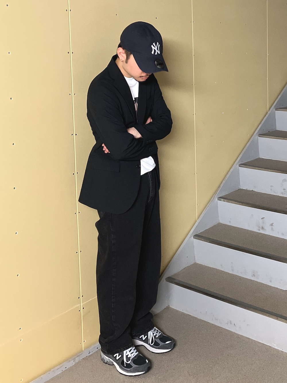 「デニム、大人カジュアル、デニムコーデ、プリントT、モノトーン、メンズファッション」｜「URBAN RESEARCH DOORSのアニメーション映画「サマーウォーズ」プリントTシャツ（Tシャツ/カットソー、その他）」を使った、草彅さん（メンズ・165cm）の秋コーディネートの2枚目の写真