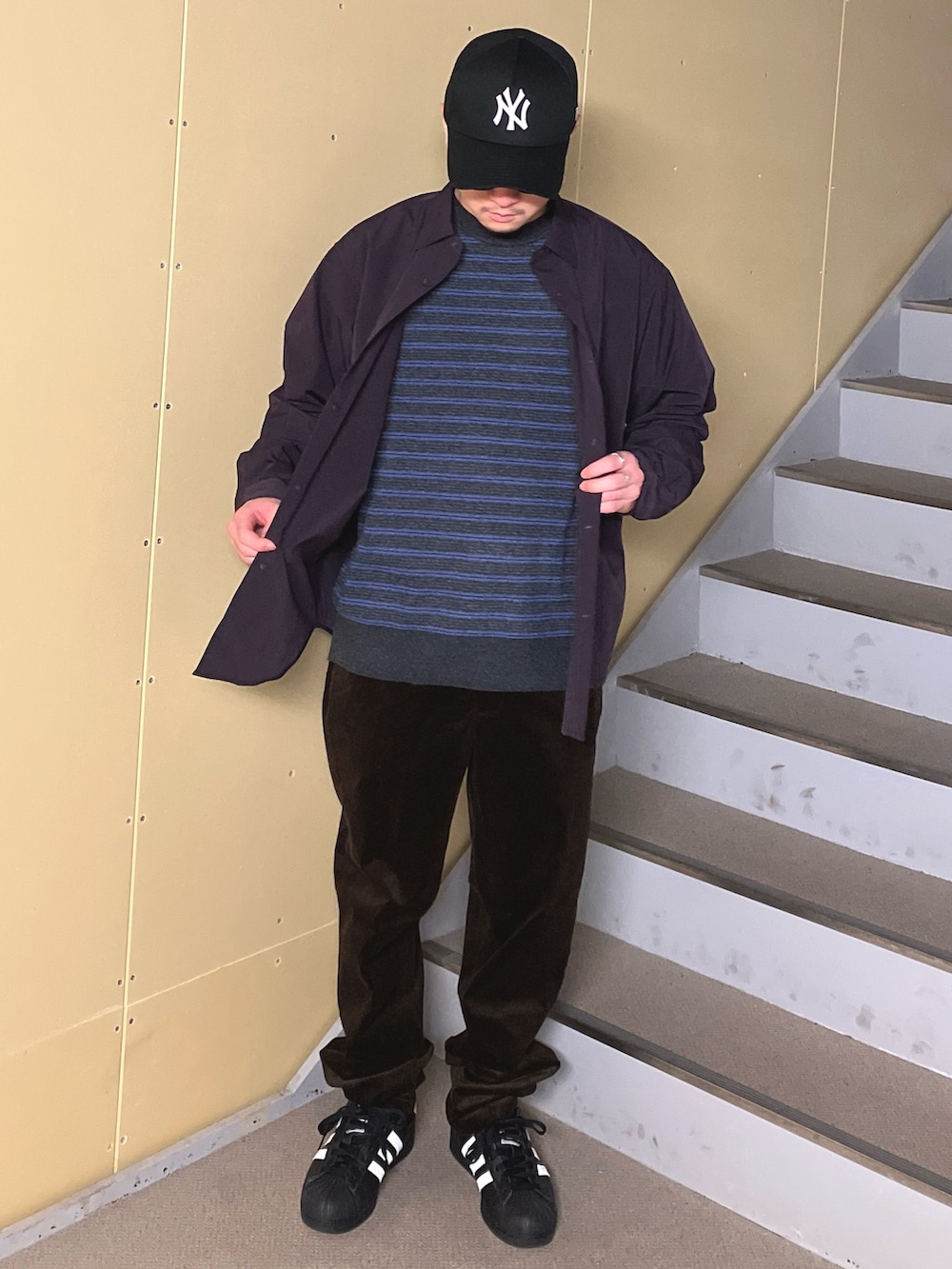 ブラウン系のシャツ/ブラウス、パープル系のニット/セーター、ブラウン系のその他パンツを着用したメンズの秋コーディネートの3枚目の写真