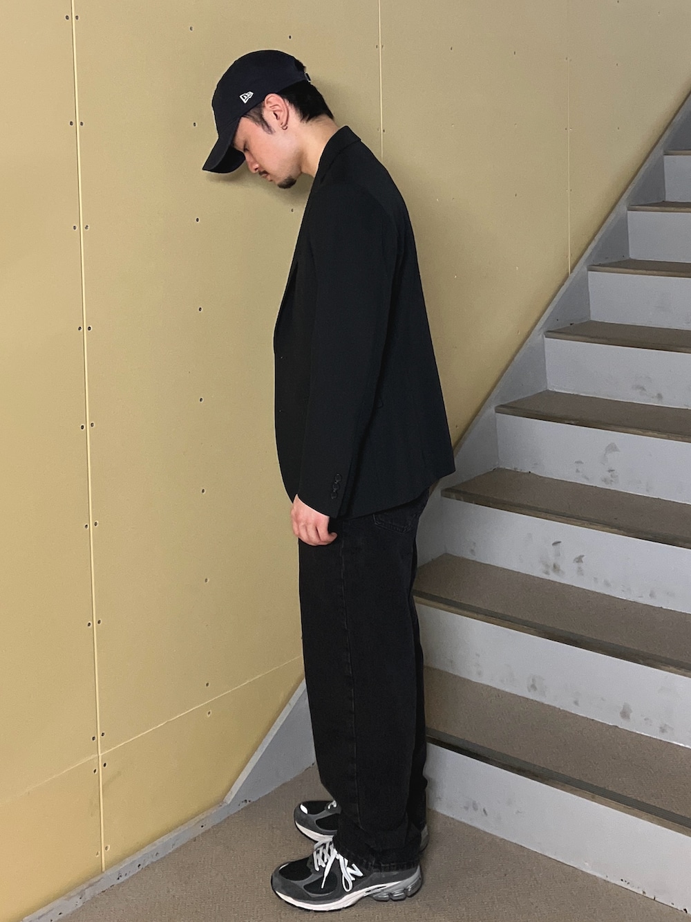 「デニム、大人カジュアル、デニムコーデ、プリントT、モノトーン、メンズファッション」｜「URBAN RESEARCH DOORSのアニメーション映画「サマーウォーズ」プリントTシャツ（Tシャツ/カットソー、その他）」を使った、草彅さん（メンズ・165cm）の秋コーディネートの3枚目の写真
