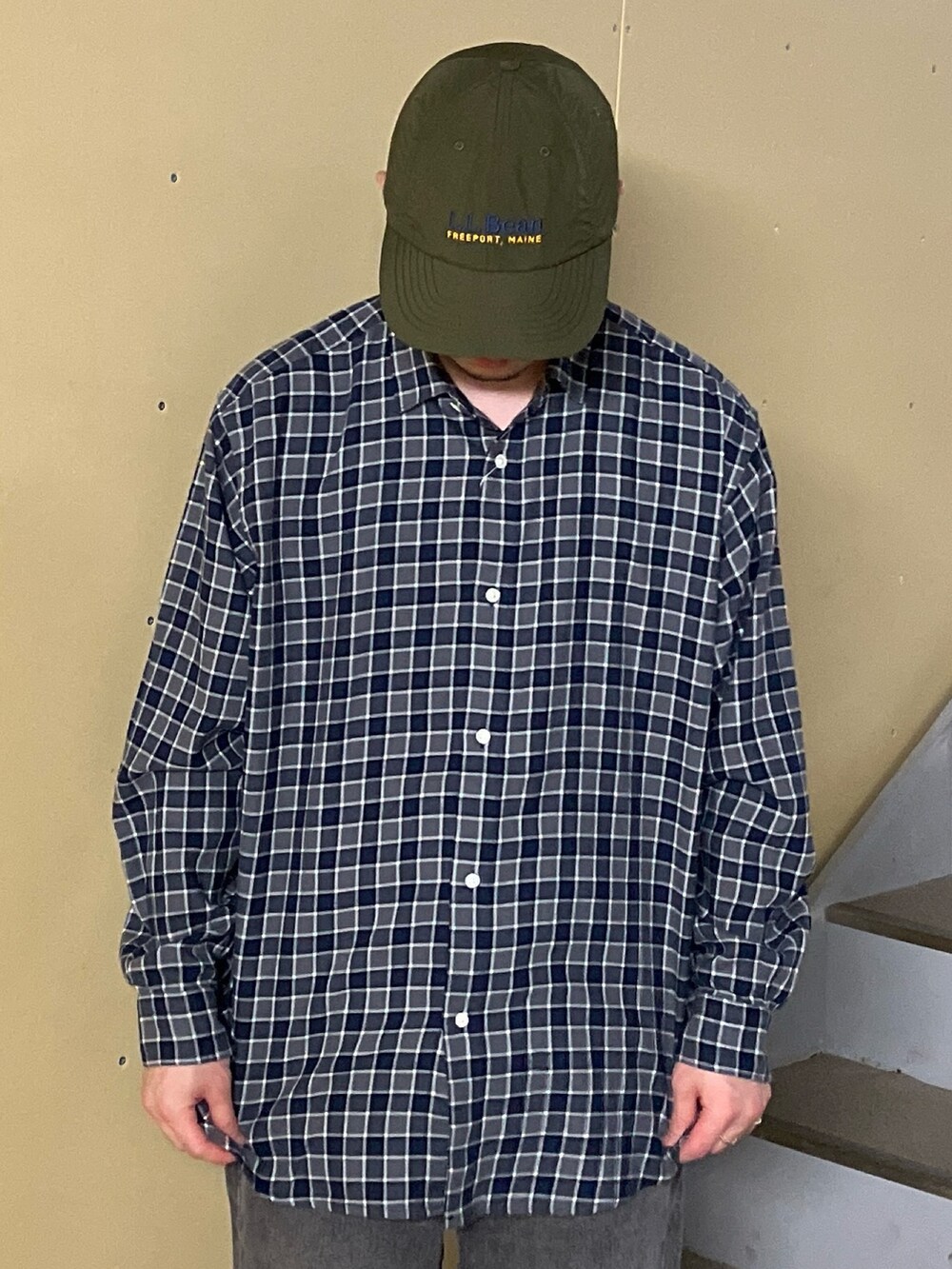 ブルー系のシャツ/ブラウス、ブラック系のデニムパンツ、ブラック系のスニーカーを着用したメンズの秋コーディネートの2枚目の写真