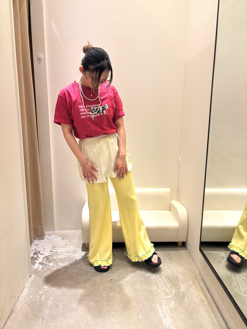 ホワイト系のスカート、オレンジ系のパンツ、レッド系のTシャツ/カットソーを着用したレディースの夏コーディネートの2枚目の写真