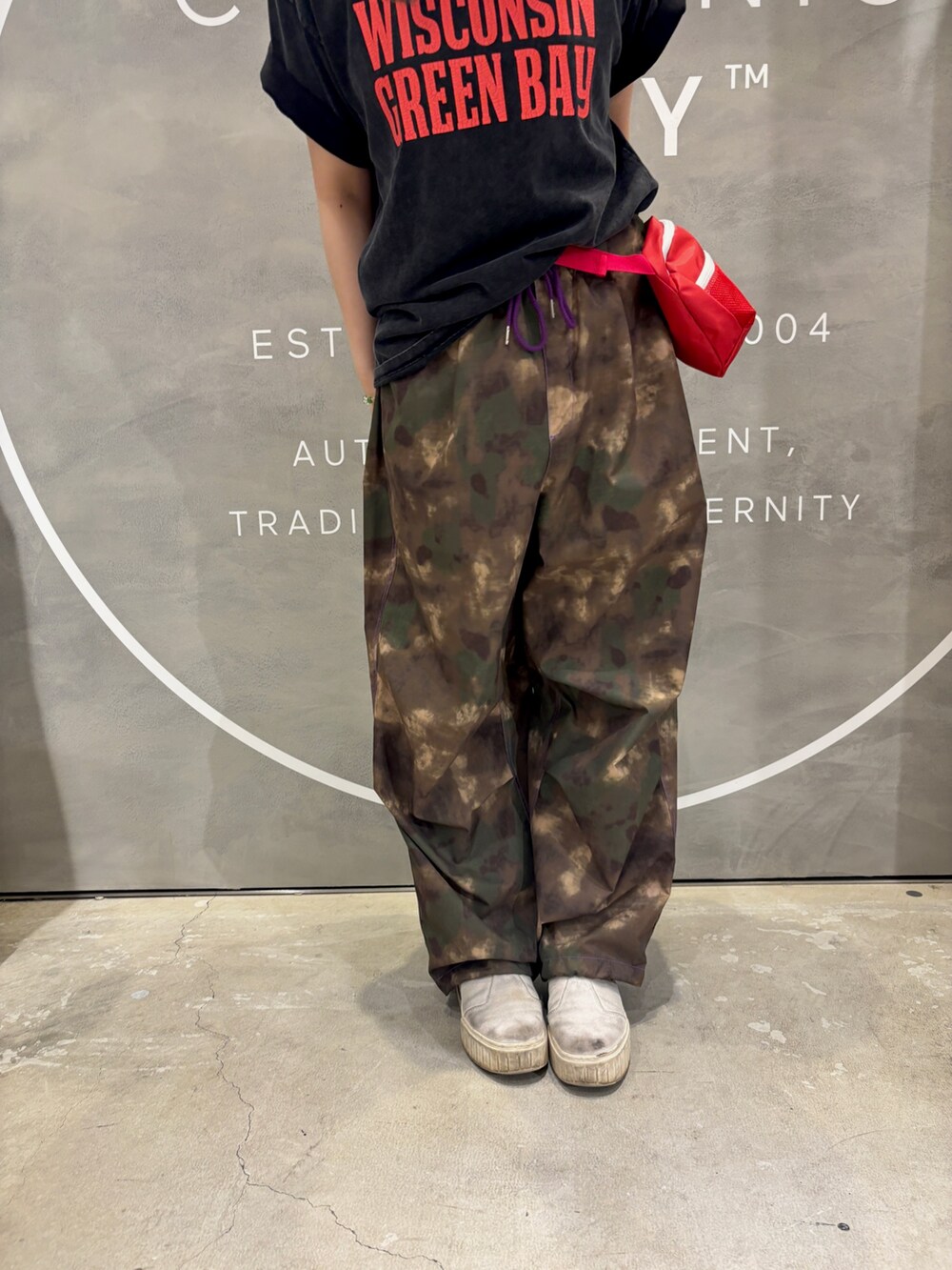 ブラック系のTシャツ/カットソー、その他のパンツ、レッド系のキャップを着用したレディースの夏コーディネートの3枚目の写真