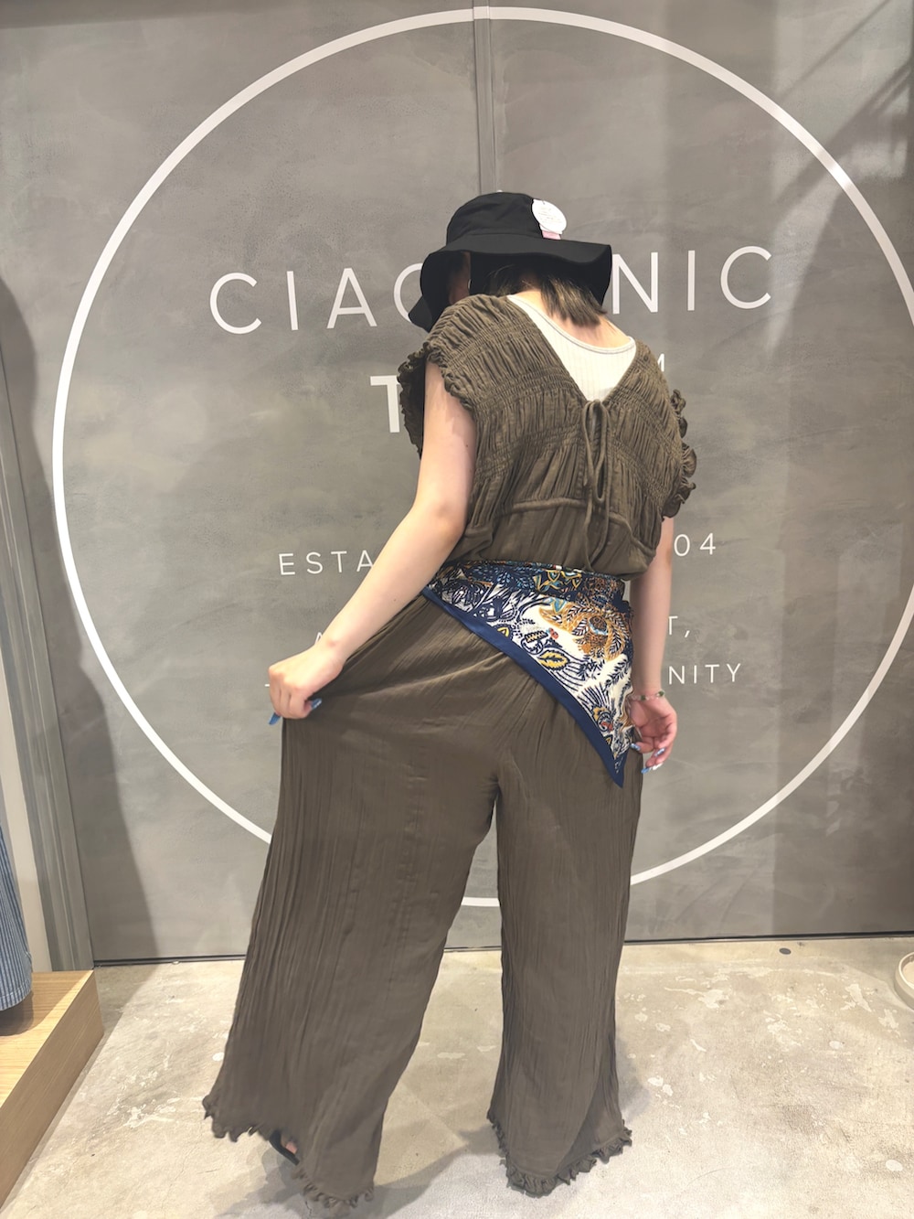 グリーン系のサロペット/オーバーオール、グレー系のタンクトップ、ブラック系のサンダルを着用したレディースの夏コーディネートの3枚目の写真