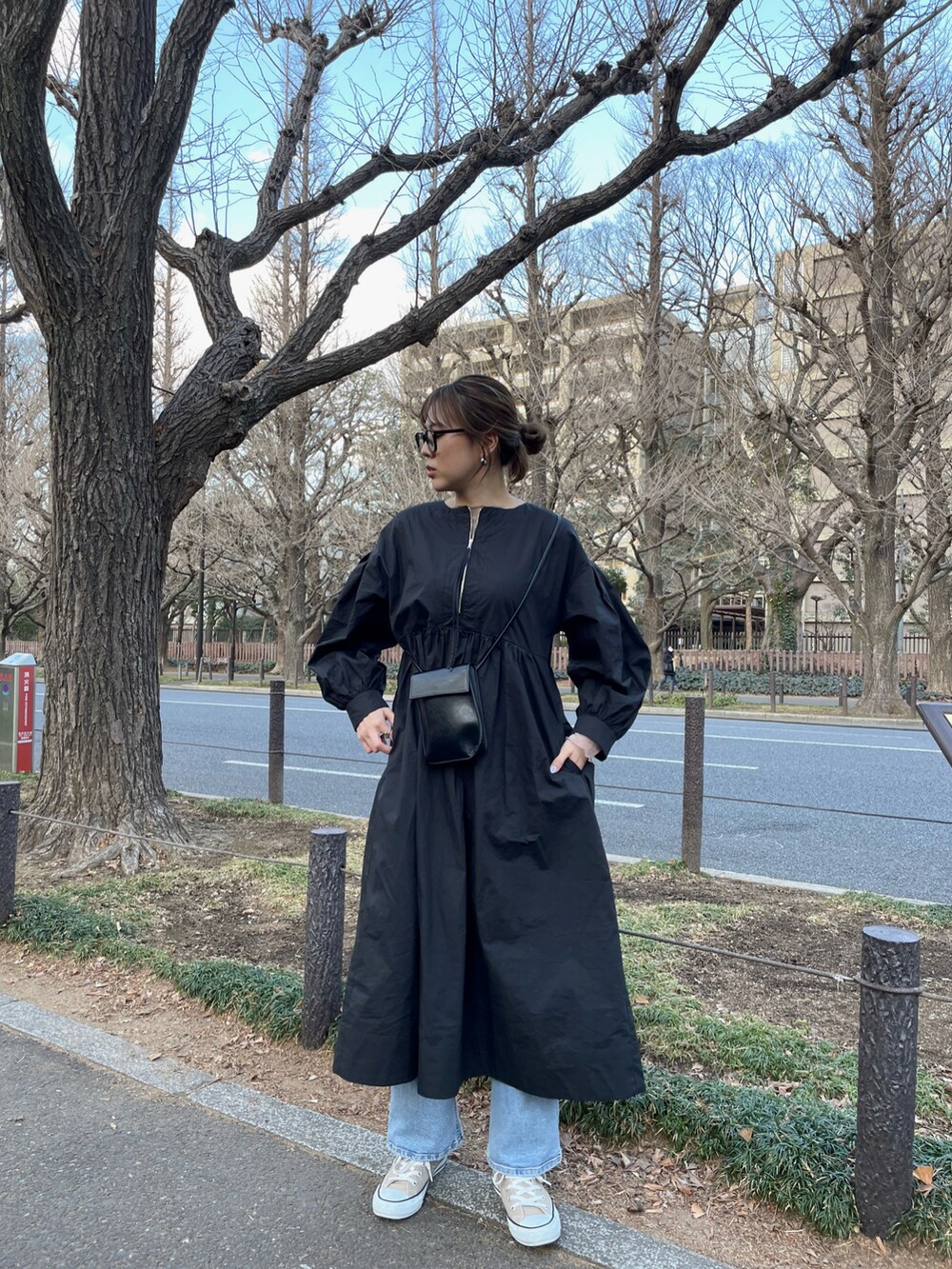 ブラック系のワンピース、ベージュ系のシューズを着用したレディースの春コーディネートの2枚目の写真