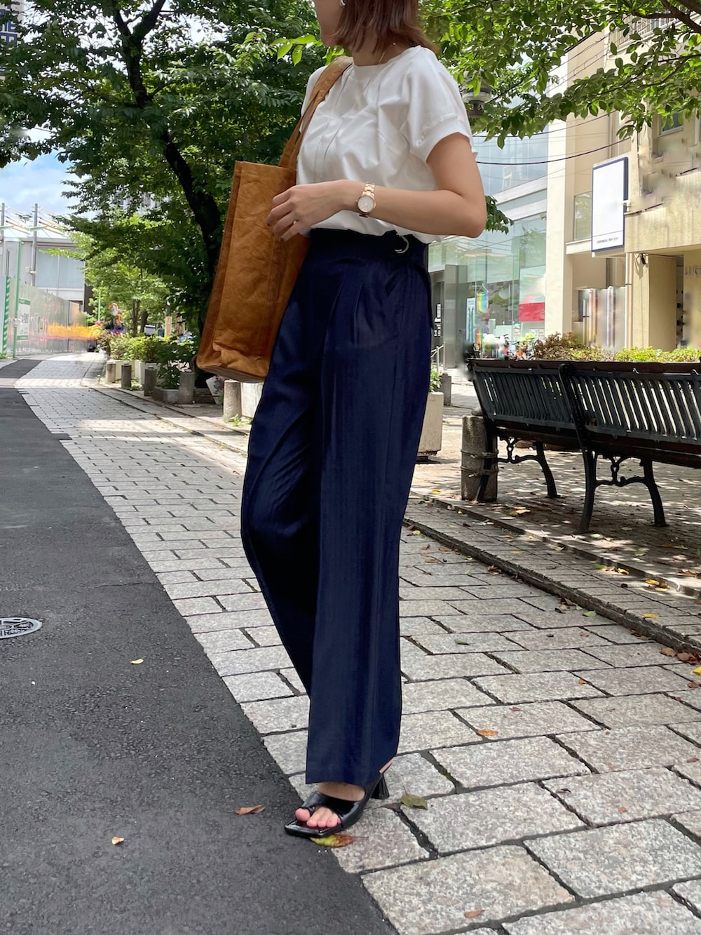 ブルー系のその他パンツ、ホワイト系のその他トップス、イエロー系のショルダーバッグを着用したレディースの夏コーディネートの2枚目の写真