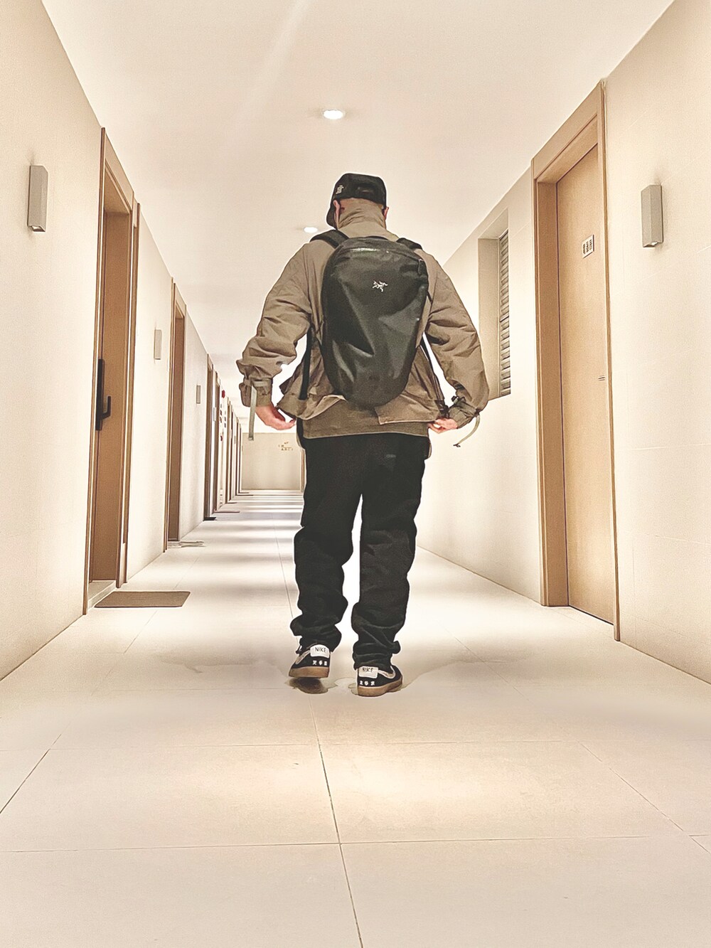 グレー系のジャケット/アウター、ブラック系のパンツ、ブラック系のシューズを着用したメンズの冬コーディネートの5枚目の写真