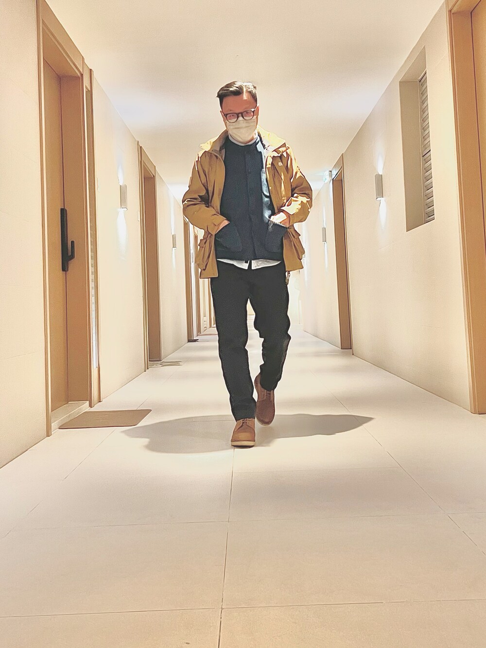 ブルー系のトップス、ブルー系のジャケット/アウター、ベージュ系のジャケット/アウターを着用したメンズの冬コーディネートの2枚目の写真