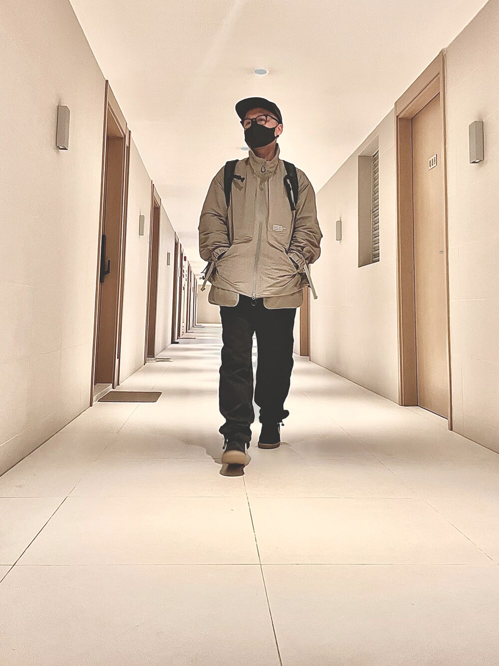 グレー系のジャケット/アウター、ブラック系のパンツ、ブラック系のシューズを着用したメンズの冬コーディネートの2枚目の写真