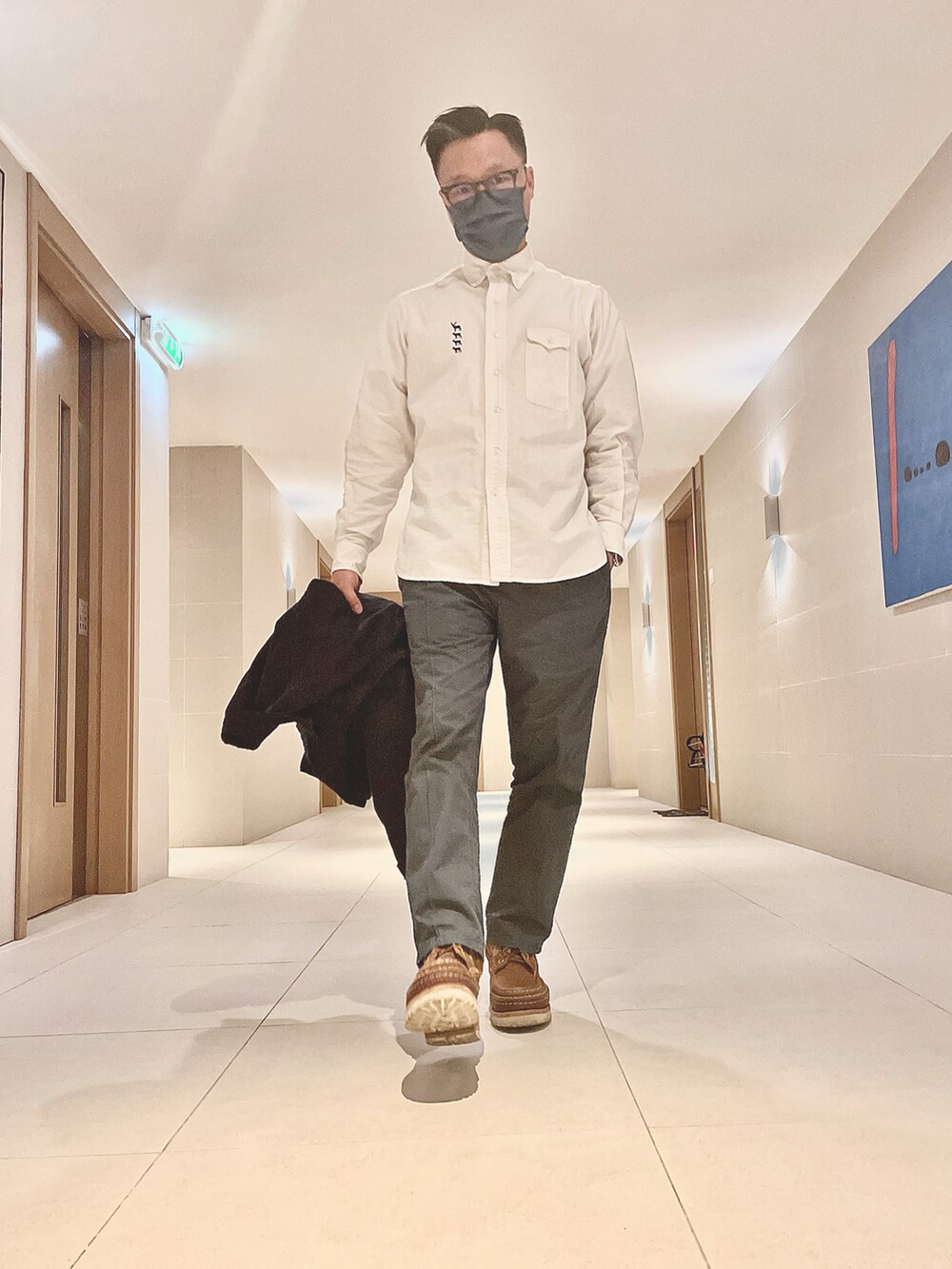 ブルー系のジャケット/アウター、ホワイト系のトップス、ブルー系のパンツを着用したメンズの春コーディネートの3枚目の写真