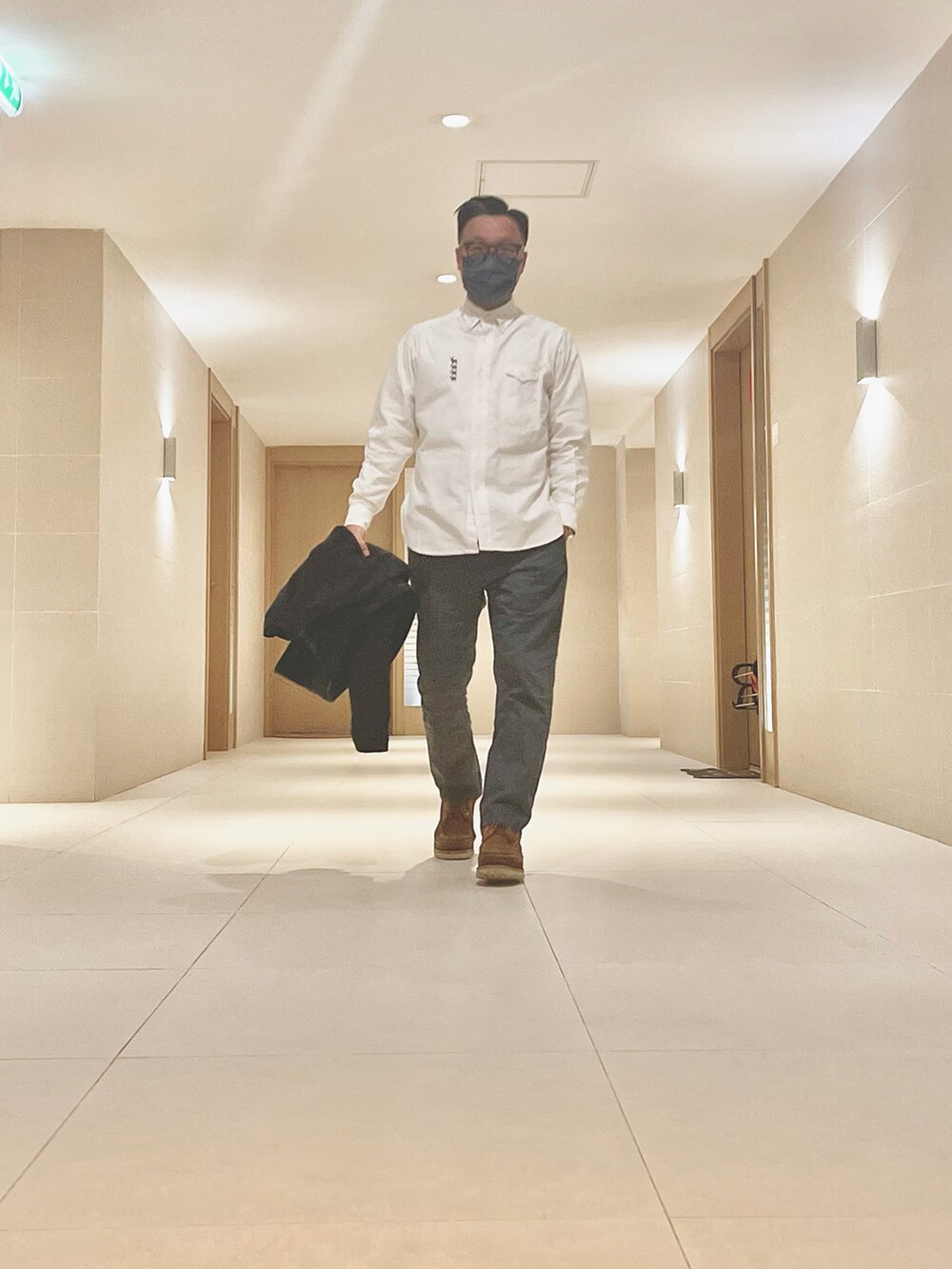 ブルー系のジャケット/アウター、ホワイト系のトップス、ブルー系のパンツを着用したメンズの春コーディネートの2枚目の写真