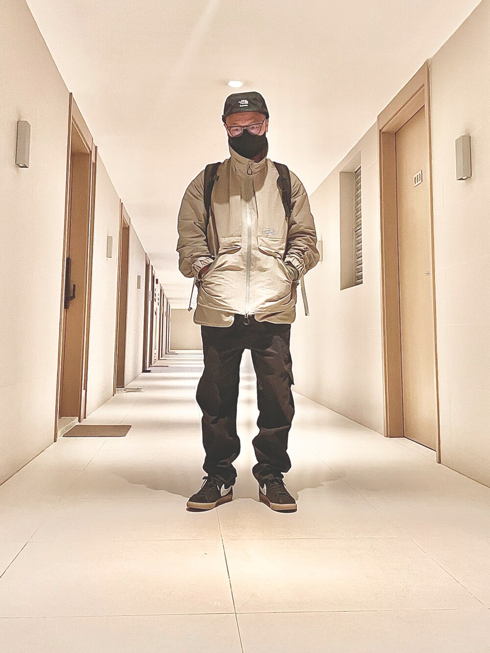 グレー系のジャケット/アウター、ブラック系のパンツ、ブラック系のシューズを着用したメンズの冬コーディネートの4枚目の写真