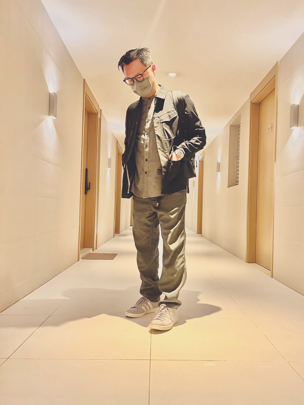 ブラック系のバックパック/リュック、ブラック系のジャケット/アウター、グレー系のトップスを着用したメンズの冬コーディネートの4枚目の写真