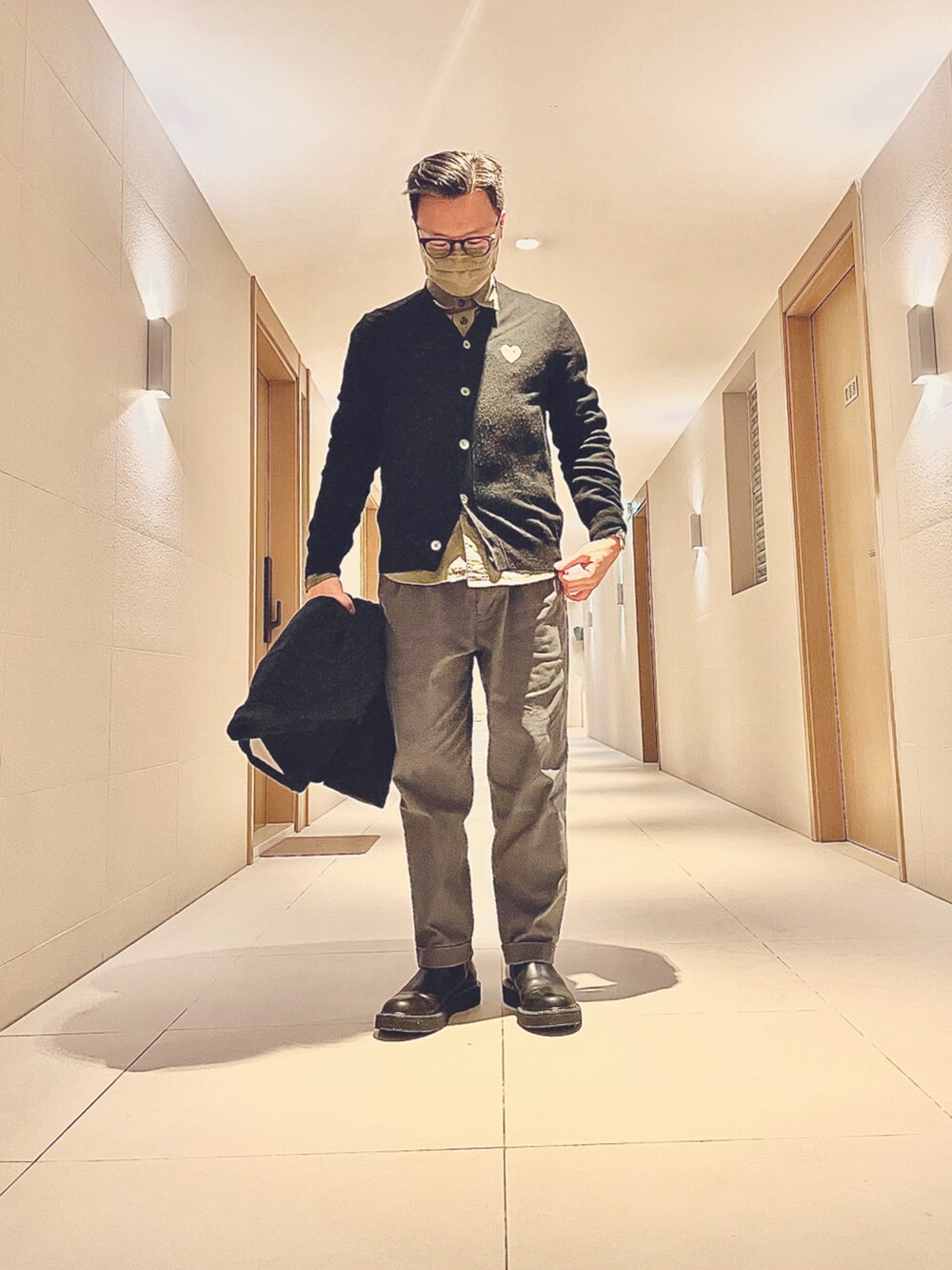 ブラック系のジャケット/アウター、ブラック系のジャケット/アウター、グレー系のパンツを着用したメンズの冬コーディネートの4枚目の写真