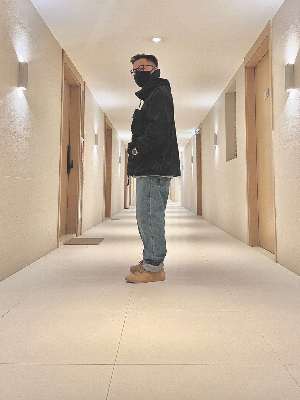 ブルー系のジャケット/アウター、ブルー系のデニムパンツ、ブラウン系のシューズを着用したメンズの冬コーディネートの5枚目の写真