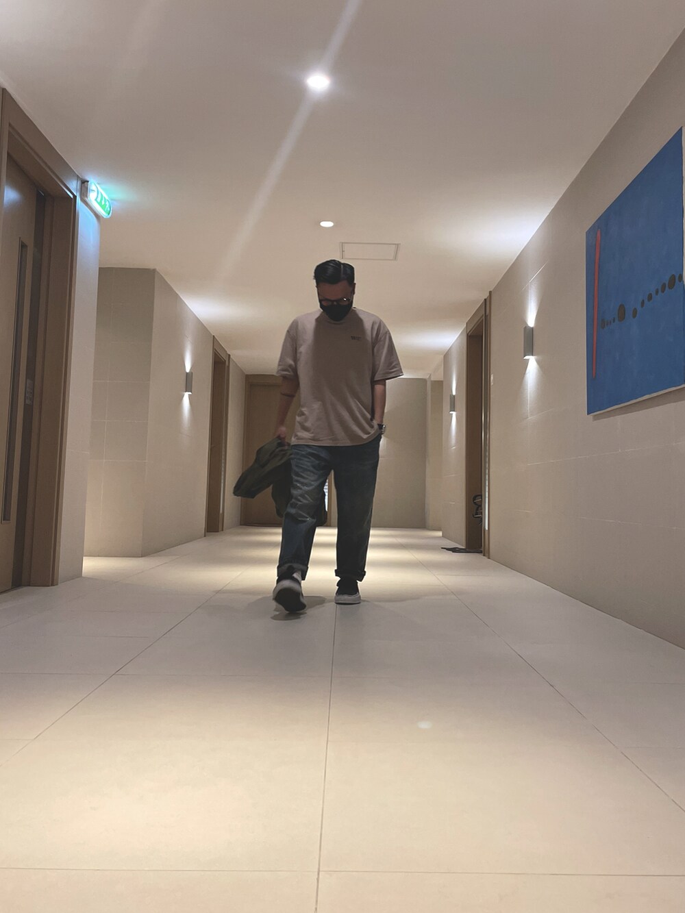 グリーン系のジャケット/アウター、ベージュ系のトップス、ブルー系のデニムパンツを着用したメンズの春コーディネートの3枚目の写真