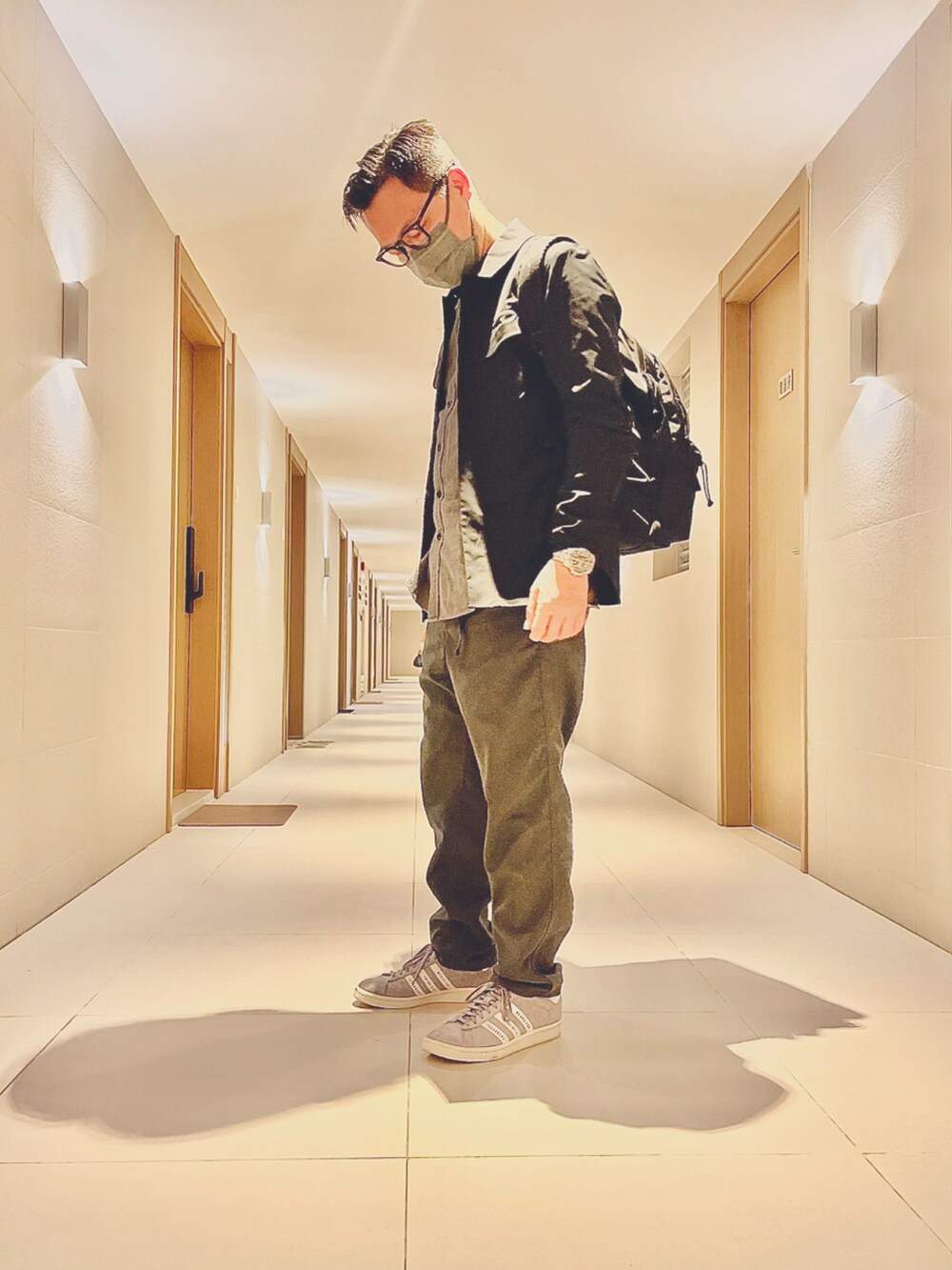 ブラック系のバックパック/リュック、ブラック系のジャケット/アウター、グレー系のトップスを着用したメンズの冬コーディネートの5枚目の写真