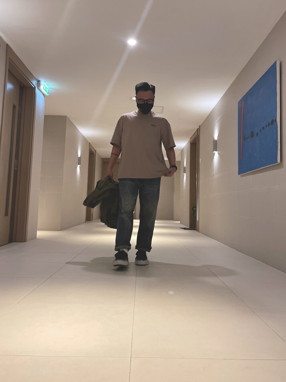 グリーン系のジャケット/アウター、ベージュ系のトップス、ブルー系のデニムパンツを着用したメンズの春コーディネートの4枚目の写真