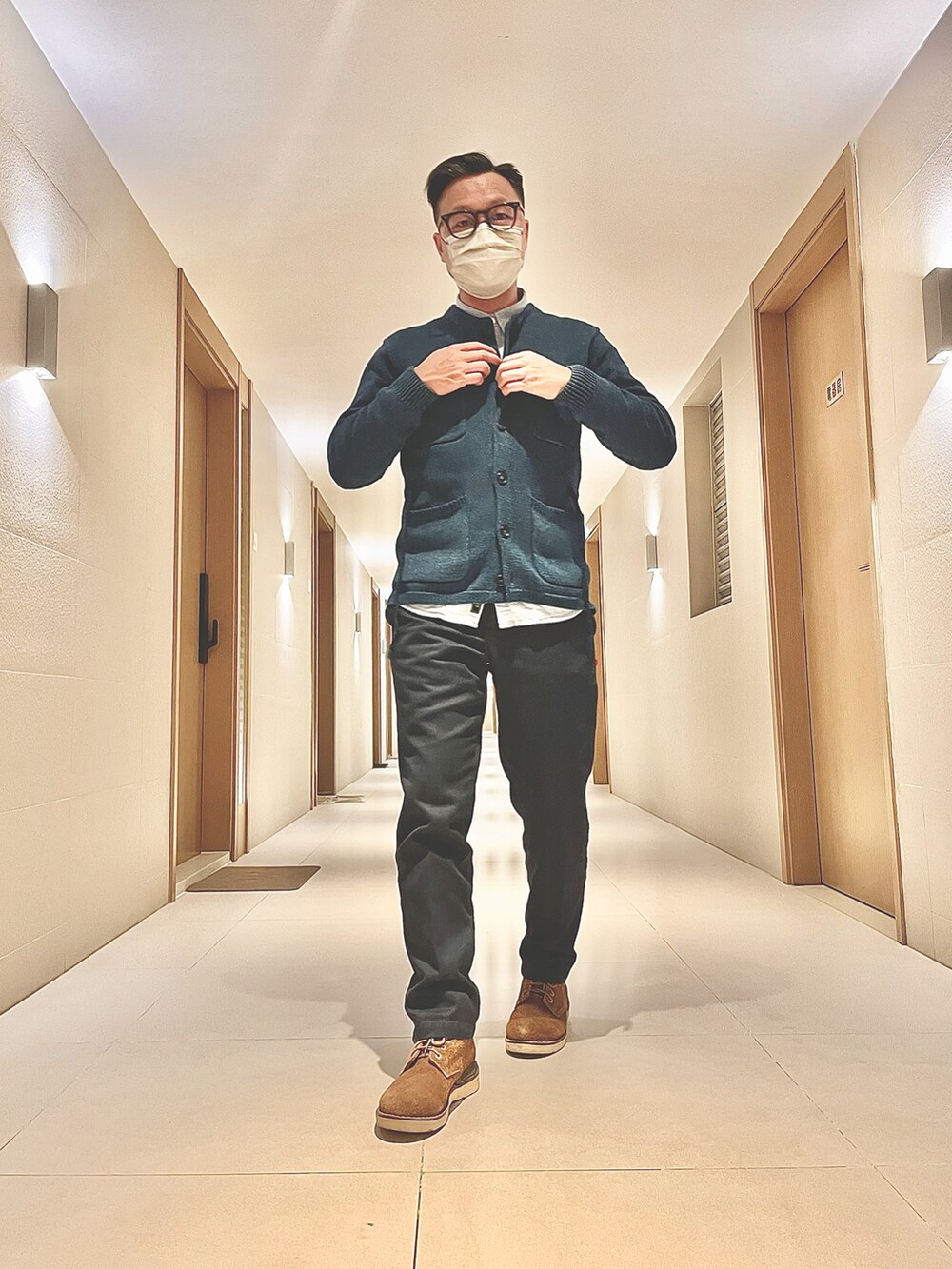 ブルー系のトップス、ブルー系のジャケット/アウター、ベージュ系のジャケット/アウターを着用したメンズの冬コーディネートの4枚目の写真