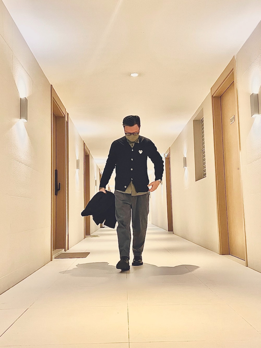 ブラック系のジャケット/アウター、ブラック系のジャケット/アウター、グレー系のパンツを着用したメンズの冬コーディネートの3枚目の写真