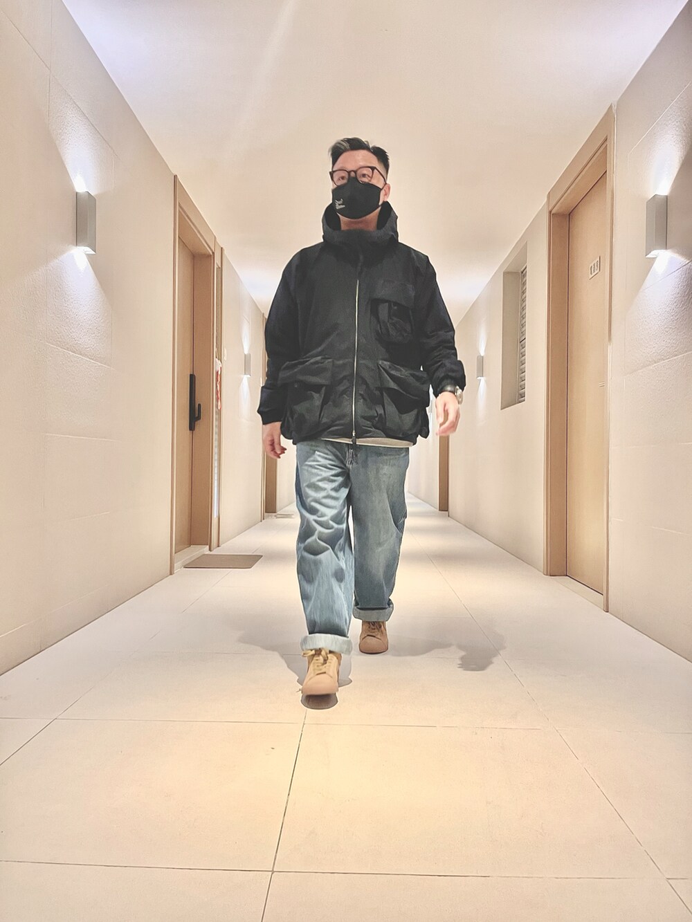 ブルー系のジャケット/アウター、ブルー系のデニムパンツ、ブラウン系のシューズを着用したメンズの冬コーディネートの3枚目の写真