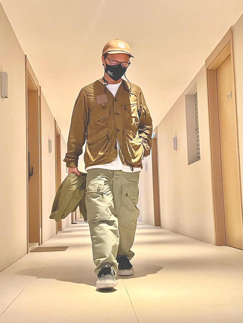 グリーン系のジャケット/アウター、ブラウン系のジャケット/アウター、ホワイト系のトップスを着用したメンズの冬コーディネートの5枚目の写真