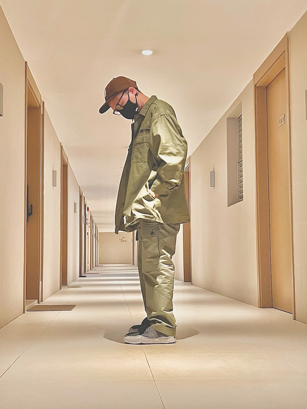 グリーン系のジャケット/アウター、ブラウン系のジャケット/アウター、ホワイト系のトップスを着用したメンズの冬コーディネートの3枚目の写真