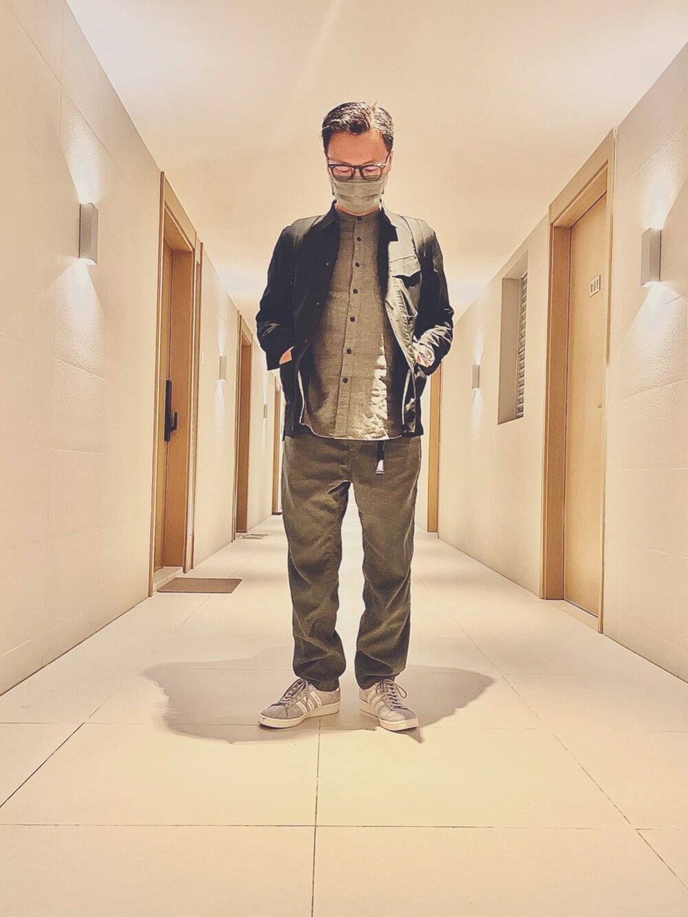 ブラック系のバックパック/リュック、ブラック系のジャケット/アウター、グレー系のトップスを着用したメンズの冬コーディネートの2枚目の写真