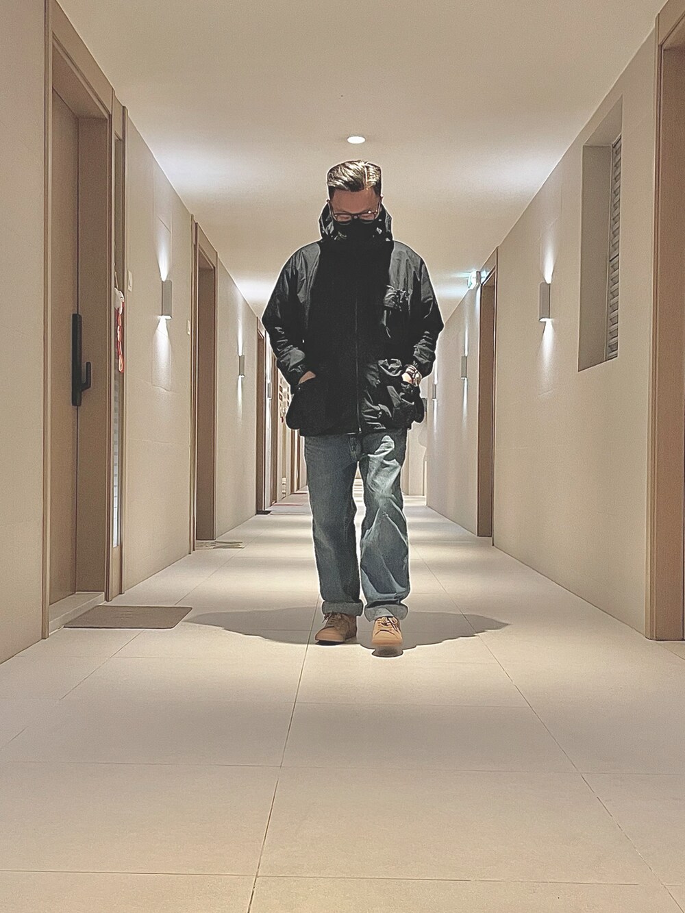 ブルー系のジャケット/アウター、ブルー系のデニムパンツ、ブラウン系のシューズを着用したメンズの冬コーディネートの2枚目の写真