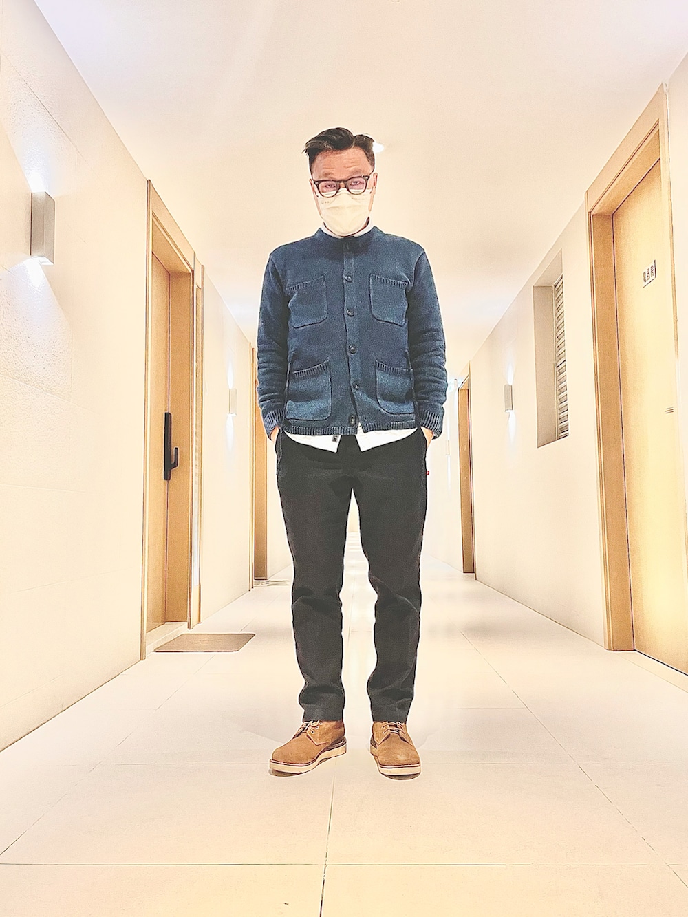 ブルー系のトップス、ブルー系のジャケット/アウター、ベージュ系のジャケット/アウターを着用したメンズの冬コーディネートの3枚目の写真