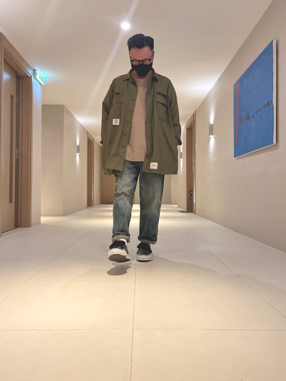 グリーン系のジャケット/アウター、ベージュ系のトップス、ブルー系のデニムパンツを着用したメンズの春コーディネートの2枚目の写真