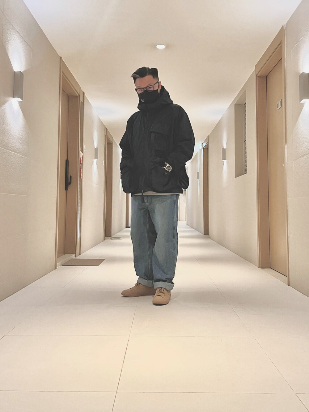 ブルー系のジャケット/アウター、ブルー系のデニムパンツ、ブラウン系のシューズを着用したメンズの冬コーディネートの4枚目の写真