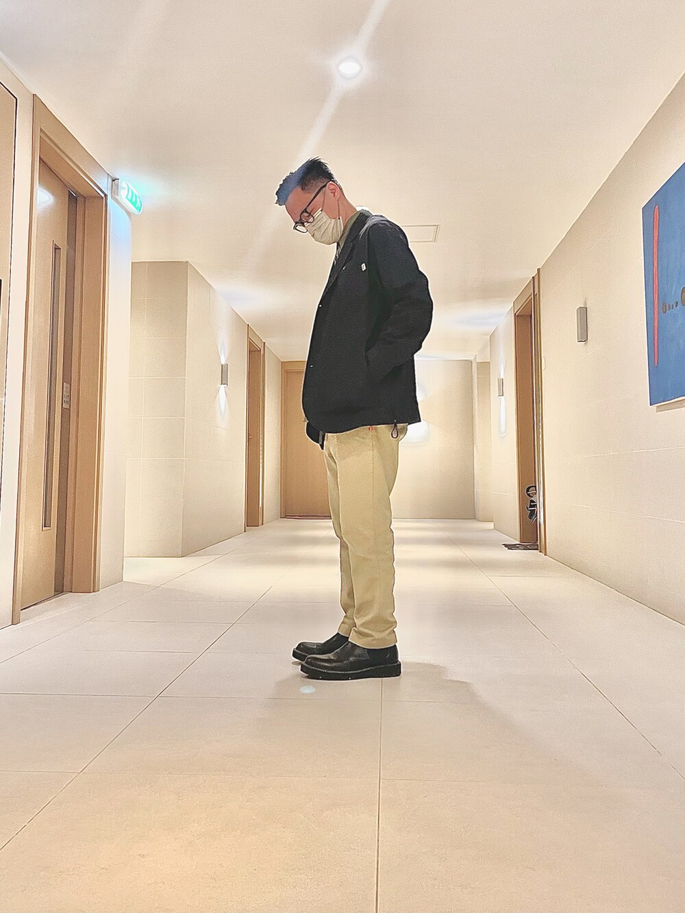 ブラック系のジャケット/アウター、ベージュ系のパンツ、ブラック系のシューズを着用したメンズの春コーディネートの3枚目の写真