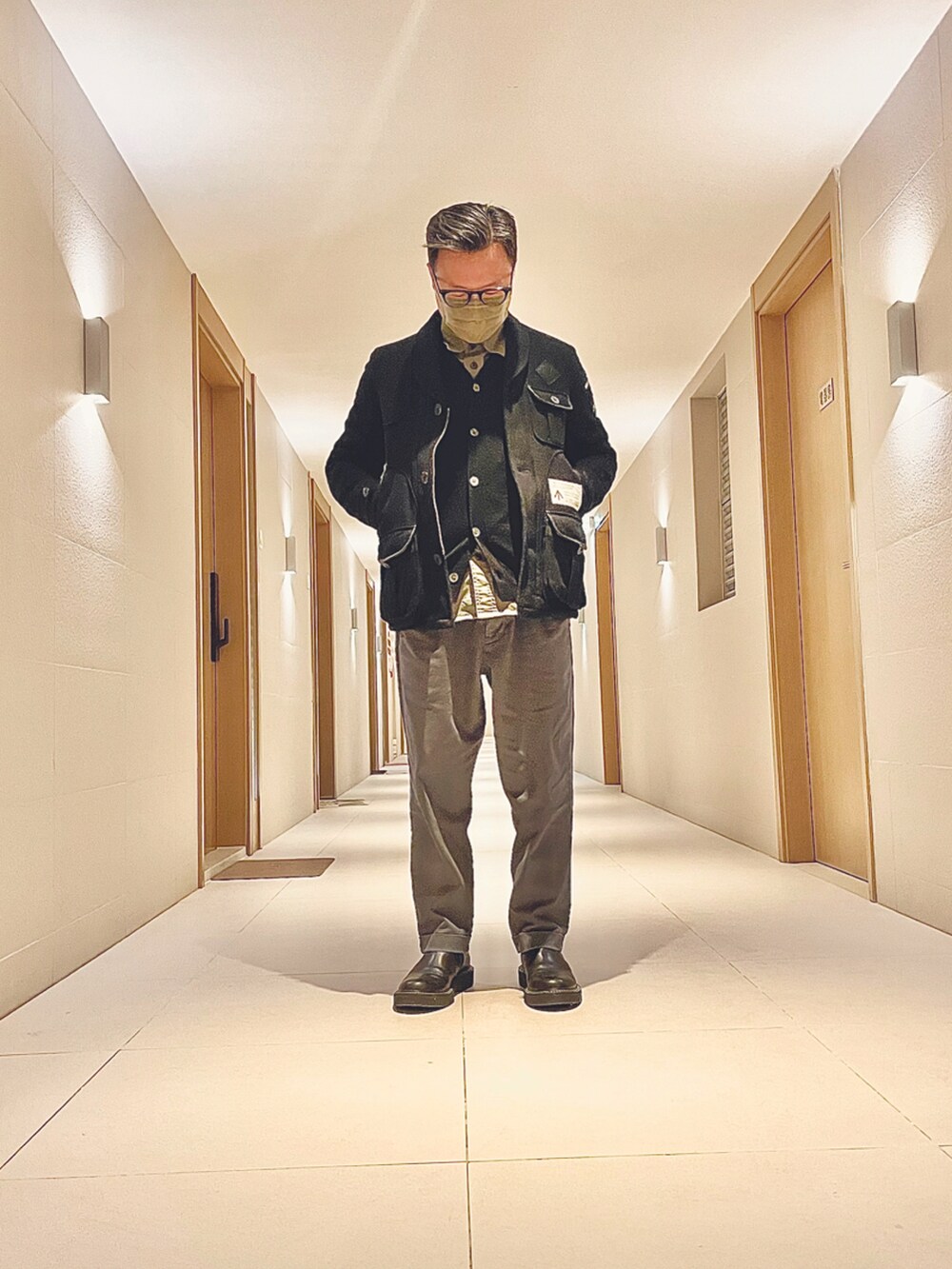 ブラック系のジャケット/アウター、ブラック系のジャケット/アウター、グレー系のパンツを着用したメンズの冬コーディネートの2枚目の写真