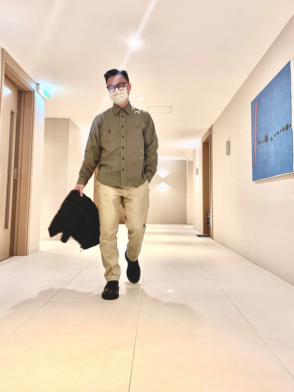 ブラック系のジャケット/アウター、ベージュ系のパンツ、ブラック系のシューズを着用したメンズの春コーディネートの4枚目の写真