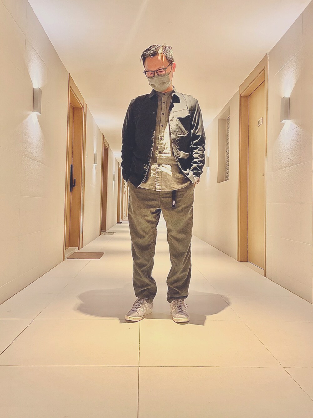 ブラック系のバックパック/リュック、ブラック系のジャケット/アウター、グレー系のトップスを着用したメンズの冬コーディネートの3枚目の写真