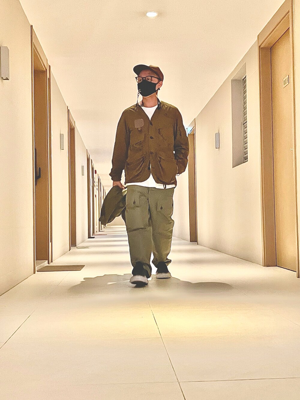 グリーン系のジャケット/アウター、ブラウン系のジャケット/アウター、ホワイト系のトップスを着用したメンズの冬コーディネートの4枚目の写真