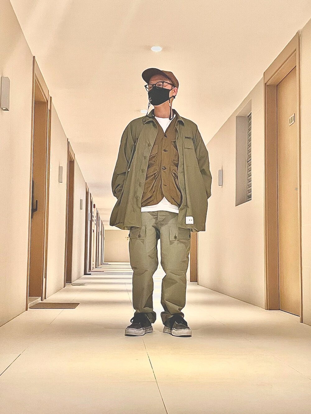 グリーン系のジャケット/アウター、ブラウン系のジャケット/アウター、ホワイト系のトップスを着用したメンズの冬コーディネートの2枚目の写真