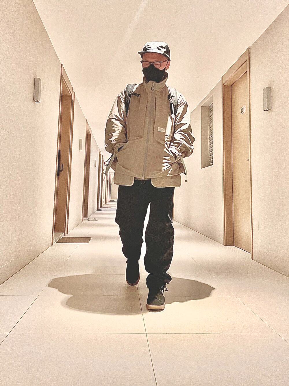 グレー系のジャケット/アウター、ブラック系のパンツ、ブラック系のシューズを着用したメンズの冬コーディネートの3枚目の写真