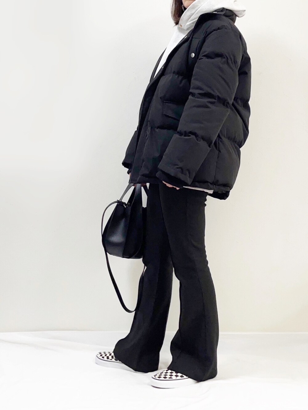 グレー系のニット/セーター、グレー系のパーカー、ブラック系のダウンジャケット/コートを着用したレディースの冬コーディネートの3枚目の写真