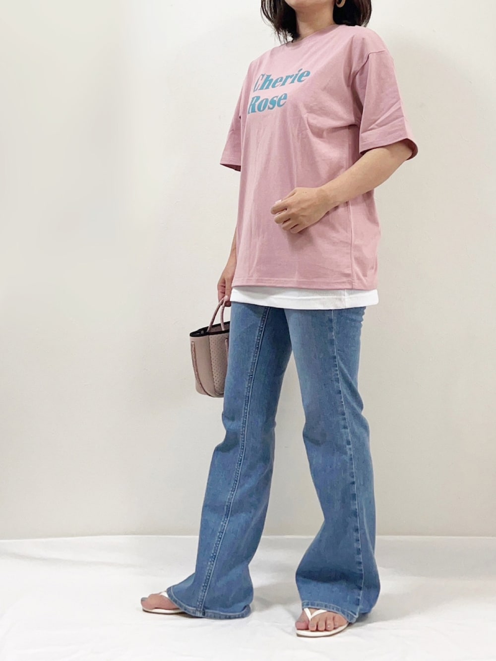 ピンク系のTシャツ/カットソー、ホワイト系のタンクトップ、ブルー系のデニムパンツを着用したレディースの夏コーディネートの2枚目の写真