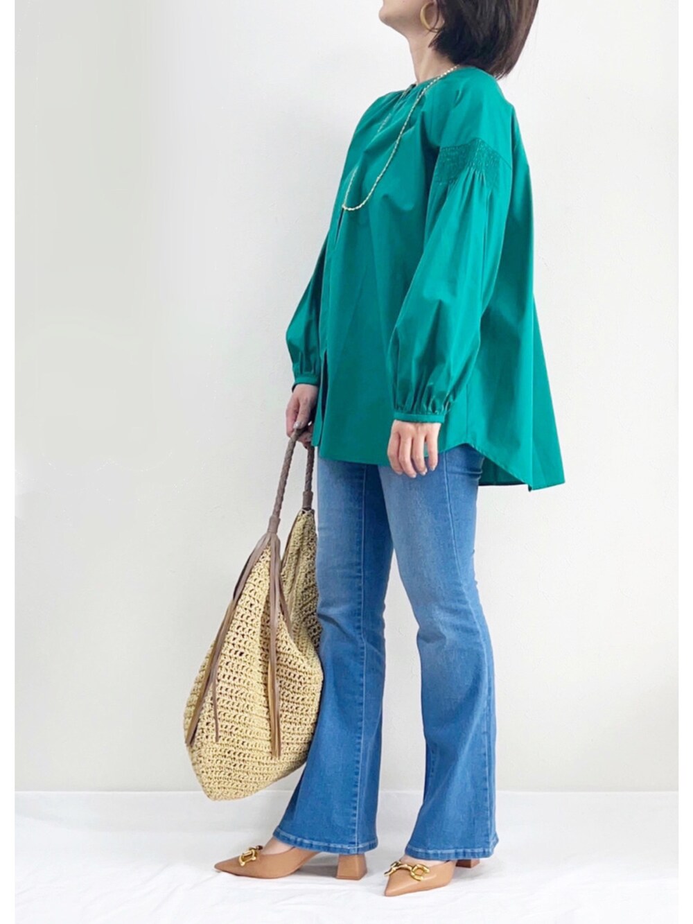 グリーン系のシャツ/ブラウス、ブルー系のデニムパンツ、ベージュ系のパンプスを着用したレディースの春コーディネートの2枚目の写真