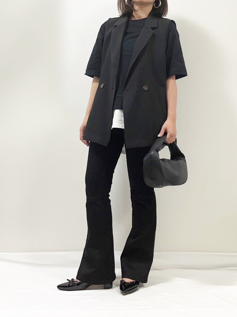 ブラック系のTシャツ/カットソー、ブラック系のベスト、ブラック系のデニムパンツを着用したレディースの夏コーディネートの2枚目の写真