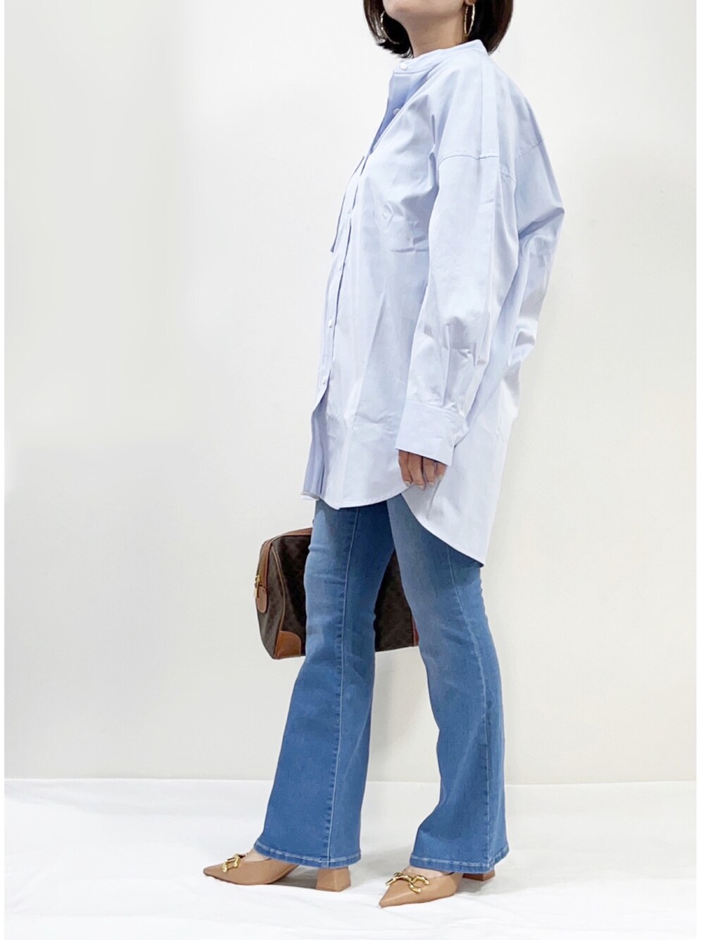 ブルー系のTシャツ/カットソー、ブルー系のシャツ/ブラウス、ブルー系のデニムパンツを着用したレディースの春コーディネートの2枚目の写真