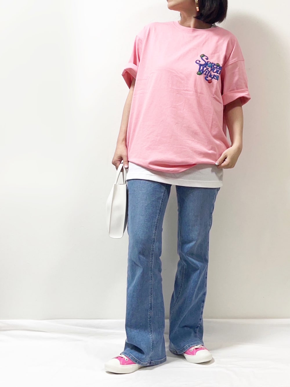 ピンク系のTシャツ/カットソー、ホワイト系のTシャツ/カットソー、ホワイト系のトートバッグを着用したレディースの春コーディネートの2枚目の写真
